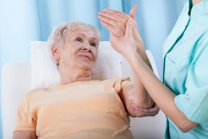 Mulher idosa com dores no pulso: indício de osteoporose